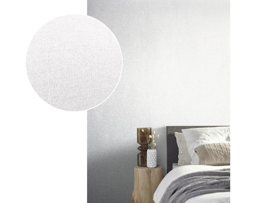 Chambre lumineuse avec un papier peint textile blanc