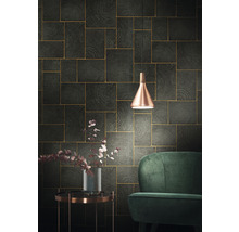 Wohnraum mit gemusterter Tapete, Lampe und Sessel