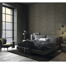 Schlafzimmer mit strukturierten Tapeten, Bett und Sitzgelegenheit