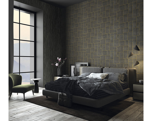 Schlafzimmer mit strukturierten Tapeten, Bett und Sitzgelegenheit