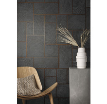 Dekorative Wandgestaltung mit Holzpaneelen in Holzoptik, Stuhl und Vase