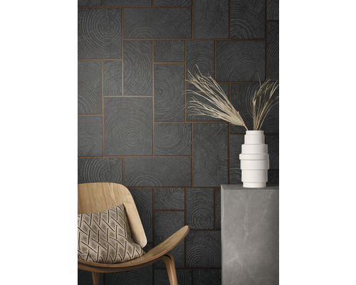 Dekorative Wandgestaltung mit Holzpaneelen in Holzoptik, Stuhl und Vase