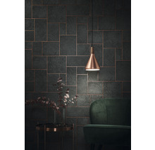 Wohnraum mit Wandpaneelen in Holzoptik, Lampe, Beistelltisch und Sessel