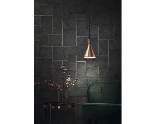 Wohnraum mit Wandpaneelen in Holzoptik, Lampe, Beistelltisch und Sessel