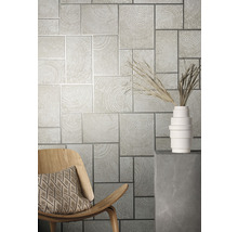 Aménagement intérieur avec papier peint à motifs de bois, chaise en bois et décoration