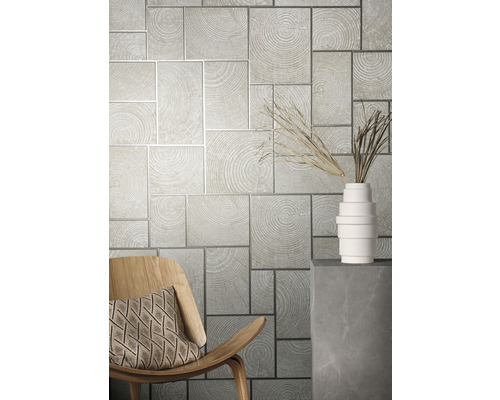 Aménagement intérieur avec papier peint à motifs de bois, chaise en bois et décoration