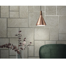 Mur avec motif de bois, suspension et chaise