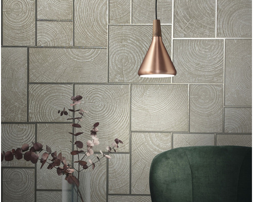 Mur avec motif de bois, suspension et chaise