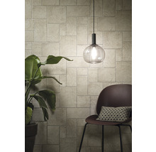 Intérieur avec panneaux muraux aspect bois, lampe et chaise avec coussin.