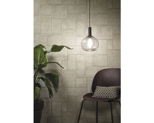 Intérieur avec panneaux muraux aspect bois, lampe et chaise avec coussin.