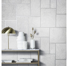 Salon avec papier peint imitation bois, lampe de table et décoration