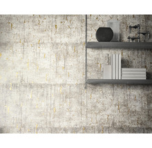 Mur avec papier peint texturé et étagère