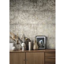 Gros plan d''un mur avec papier peint béton gris et accents dorés