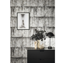 Vue d''une pièce avec du papier peint à motifs, une commode et de la décoration