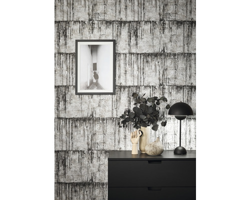 Vue d''une pièce avec du papier peint à motifs, une commode et de la décoration