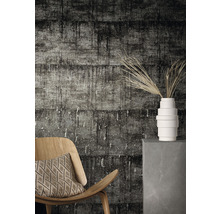 Pièce avec un papier peint structuré, une chaise en bois avec un coussin et un vase décoratif sur un socle