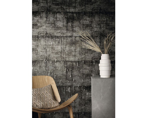 Pièce avec un papier peint structuré, une chaise en bois avec un coussin et un vase décoratif sur un socle