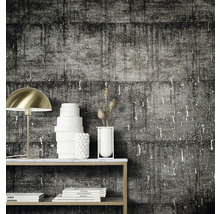 Décoration murale avec un papier peint structuré aspect pierre derrière une table avec des décorations.