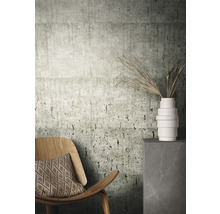 Pièce décorative avec un papier peint structuré, une chaise en bois et un vase avec des plantes