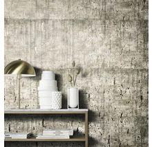 Papier peint décoratif aspect béton derrière une étagère avec des objets de décoration.