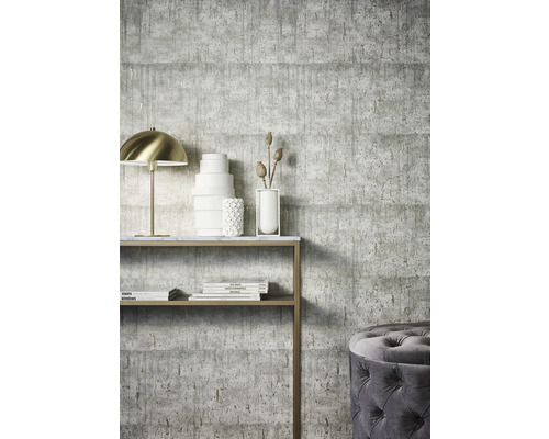 Espace de vie avec papier peint béton gris, console, lampe et pouf