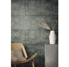 Szene mit gemusterter Tapete, Stuhl und dekorativer Vase