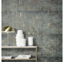 Dekoratives Interieur mit einer gemusterten Tapete, die eine ungleichmäßige Textur aufweist.