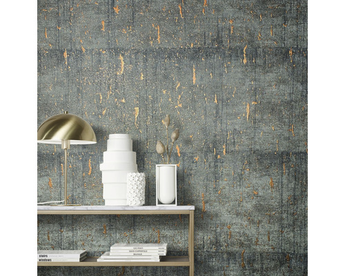 Dekoratives Interieur mit einer gemusterten Tapete, die eine ungleichmäßige Textur aufweist.