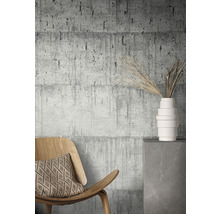 Décoration murale décorative avec papier peint aspect béton, chaise en bois et vase minimaliste