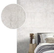 Chambre claire avec papier peint structuré blanc et vue agrandie des détails