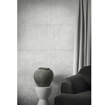 Intérieur avec papier peint imitation béton, vase et rideau