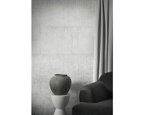 Intérieur avec papier peint imitation béton, vase et rideau