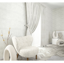 Salon avec fauteuil, rideaux et décoration