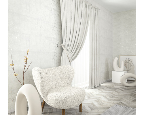 Salon avec fauteuil, rideaux et décoration