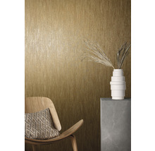 Nahaufnahme einer Wand mit Strukturtapete, einem Holzstuhl mit Kissen und einer Dekoration mit Vase