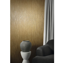 Wohnraum mit Textiltapete, Beistelltisch und Dekoration