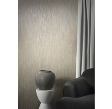 Gros plan d''un papier peint texturé dans une pièce avec des décorations et des meubles