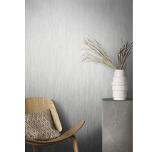 Scène avec chaise en bois, coussin, vase avec branches et papier peint