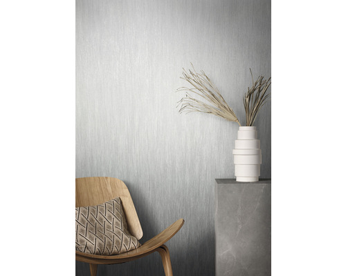 Scène avec chaise en bois, coussin, vase avec branches et papier peint