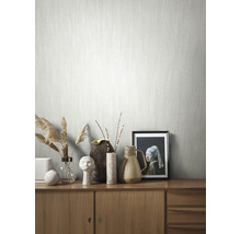 Papier peint à motif textile dans un salon sur une commode en bois avec décoration