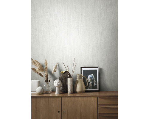 Papier peint à motif textile dans un salon sur une commode en bois avec décoration