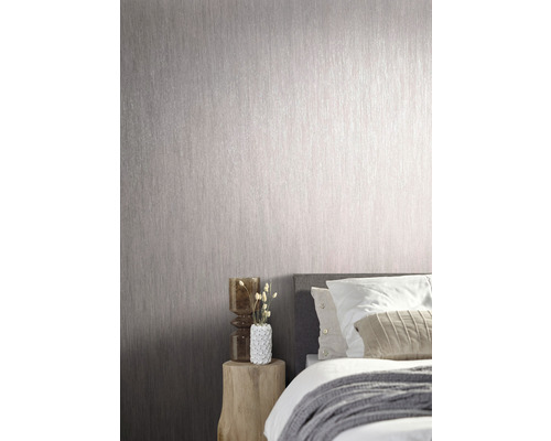 Chambre à coucher avec papier peint aspect bois, lit et table d''appoint