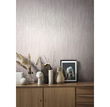 Intérieur avec papier peint à motifs et commode avec objets de décoration