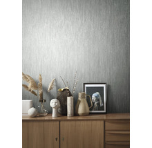 Ambiance intérieure avec papier peint à motifs, buffet et décoration