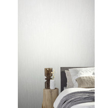 Intérieur avec lit et papier peint structuré sur le mur