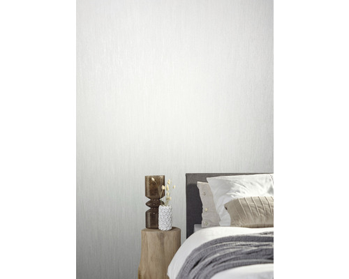 Intérieur avec lit et papier peint structuré sur le mur