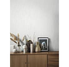 Papier peint clair et structuré sur un mur avec buffet et décoration