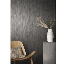 Vue d''une pièce avec papier peint gris, chaise en bois, coussin et décoration