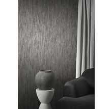 Vue d''une pièce avec papier peint structuré, vase de fleurs et rideau