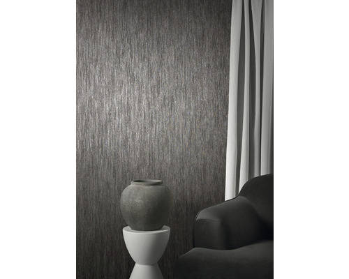 Vue d''une pièce avec papier peint structuré, vase de fleurs et rideau